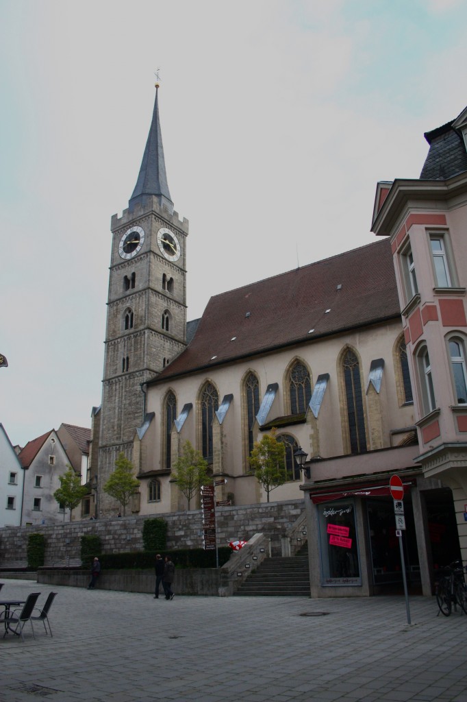 Ochsenfurt, Pfarrkirche St. Andreas am Kirchplatz, dreischiffige sptgotische Hallenkirche, erbaut im 14. Jahrhundert, Turm mit Spitzhelm (26.10.2014)