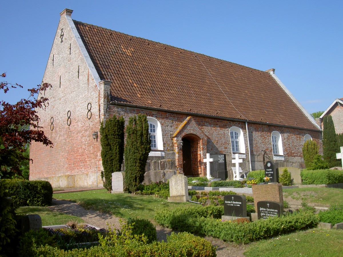 Ockholm, Hl. Kreuz Kirche auf der Kirchwarft, erbaut 1647 (11.05.2011)