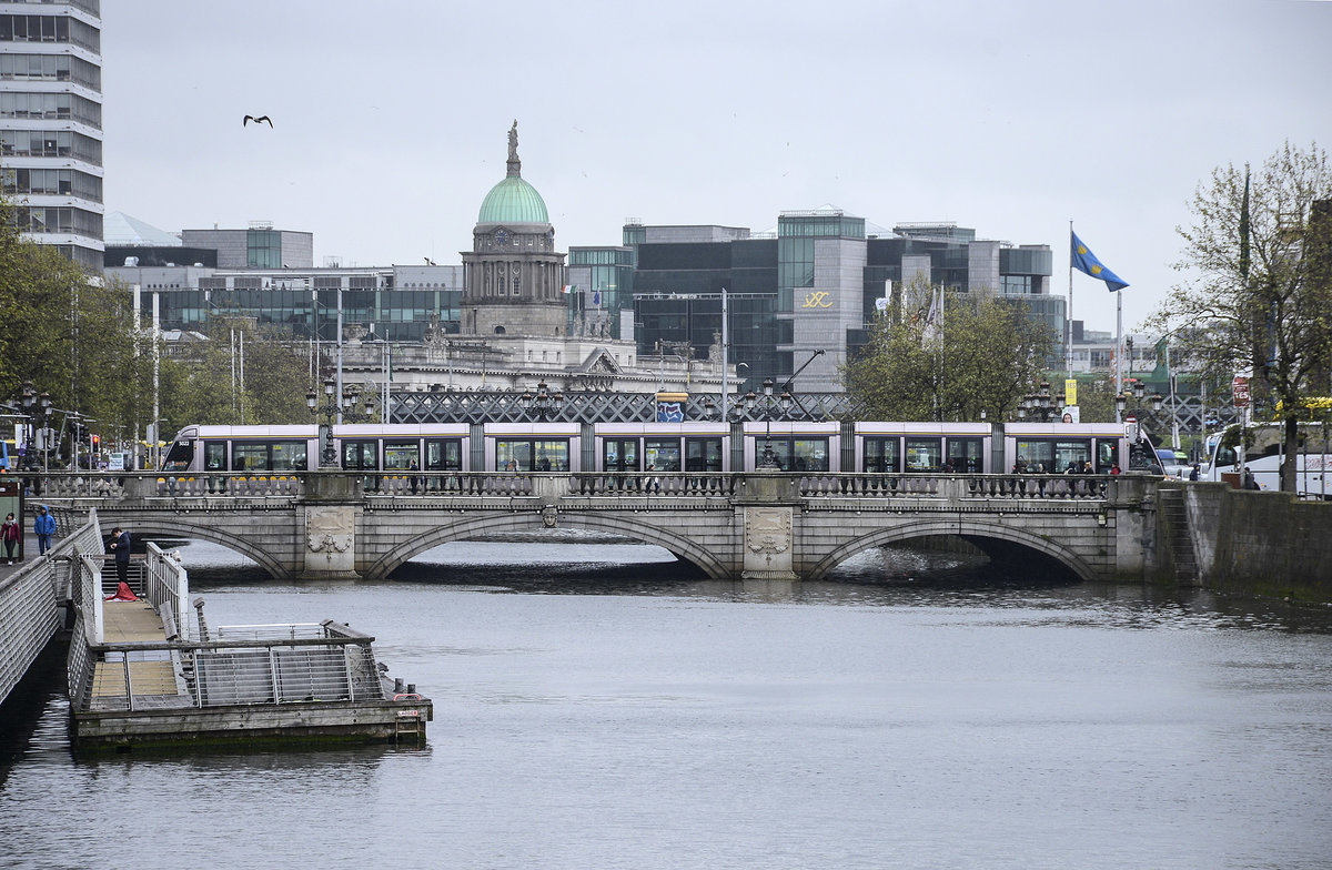 O'Connell Bridge in Dublin fhrt ber den Fluss Liffey. Aufnahme: 11. Mai 2018.