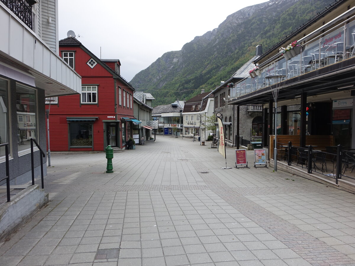 Odda, Geschfte in der Rodalsvegen Strae (27.05.2023)