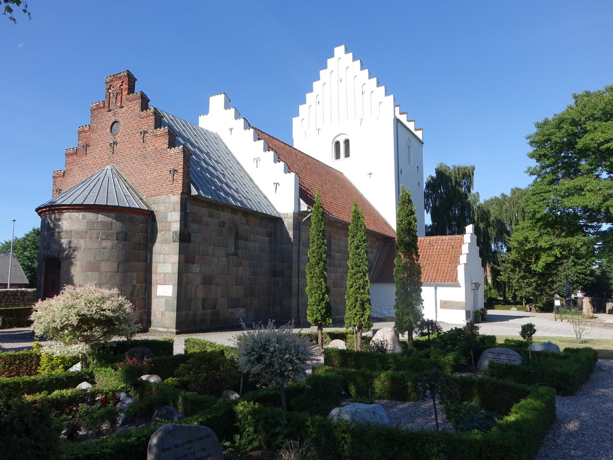 Odder, romanische Ev. Kirche, erbaut im 11. Jahrhundert (07.06.2018)