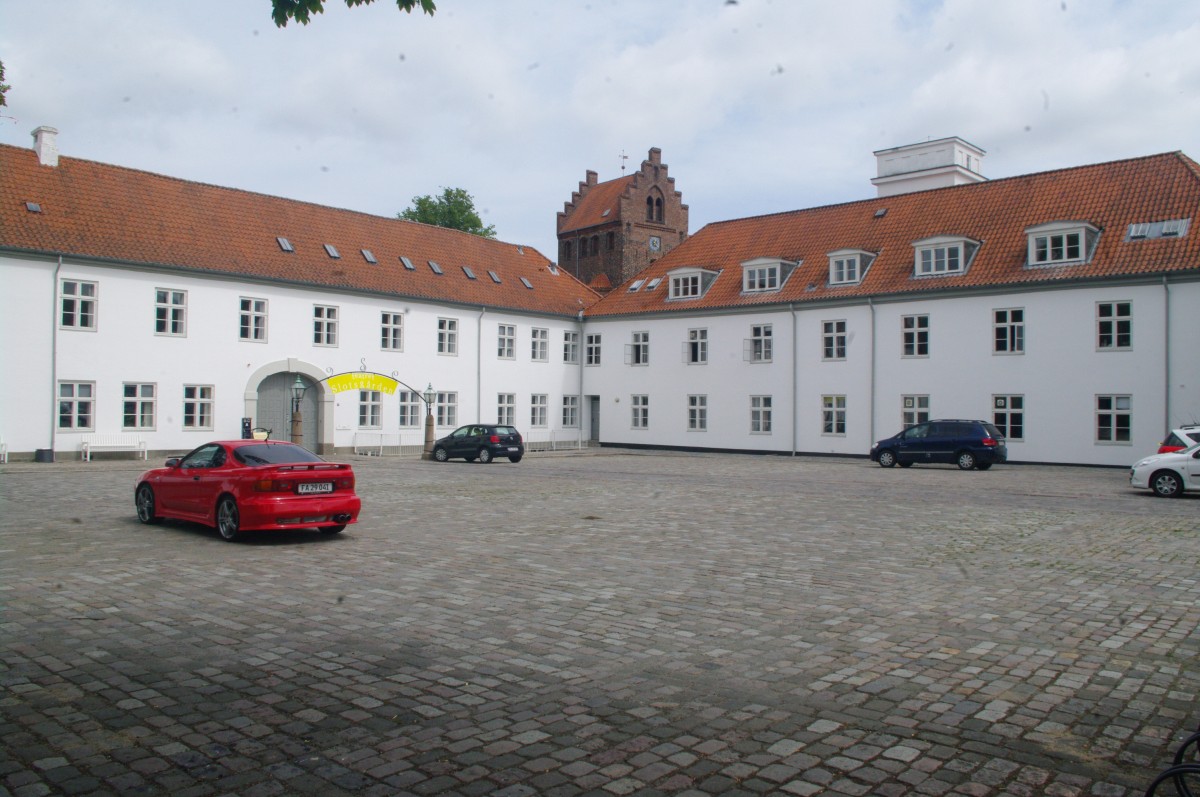 Odense, Schloss, erbaut 1280 als Hospital des Johanniterordens, Umbau 1579 zum Schloss durch Frederik II., heute Kommunalverwaltung (14.07.2013)