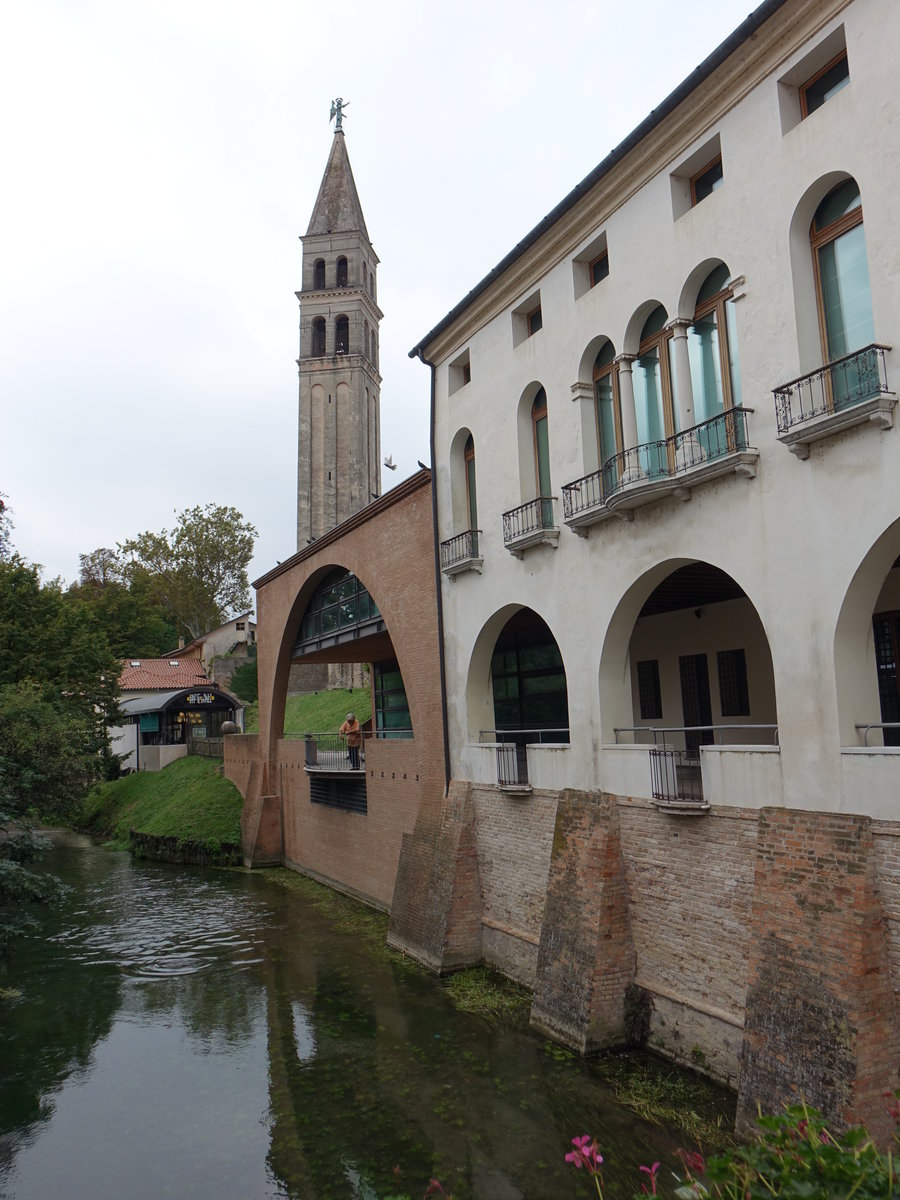 Oderzo, Palazzo und Campanile des Doms am Canale Gattore (18.09.2019)