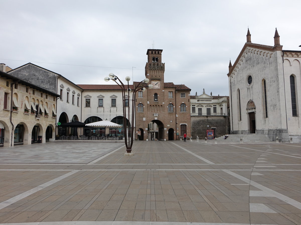 Oderzo, Piazza Grande mit Torre Littoria von 1930 (18.09.2019)