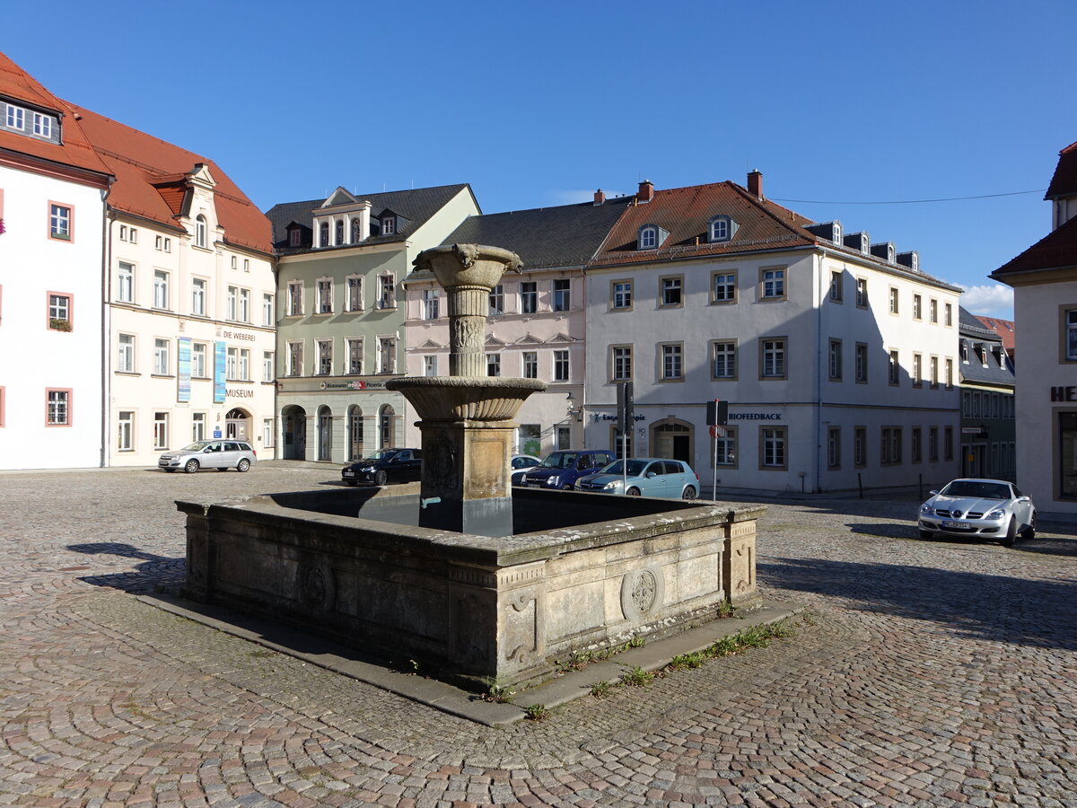 Oederan, Marktbrunnen von 1850 am Markt, markanter Sandsteinbrunnen von knstlerischer und platzbildprgender Bedeutung, erbaut von Adolph Gottlob Fiedler (17.09.2023)