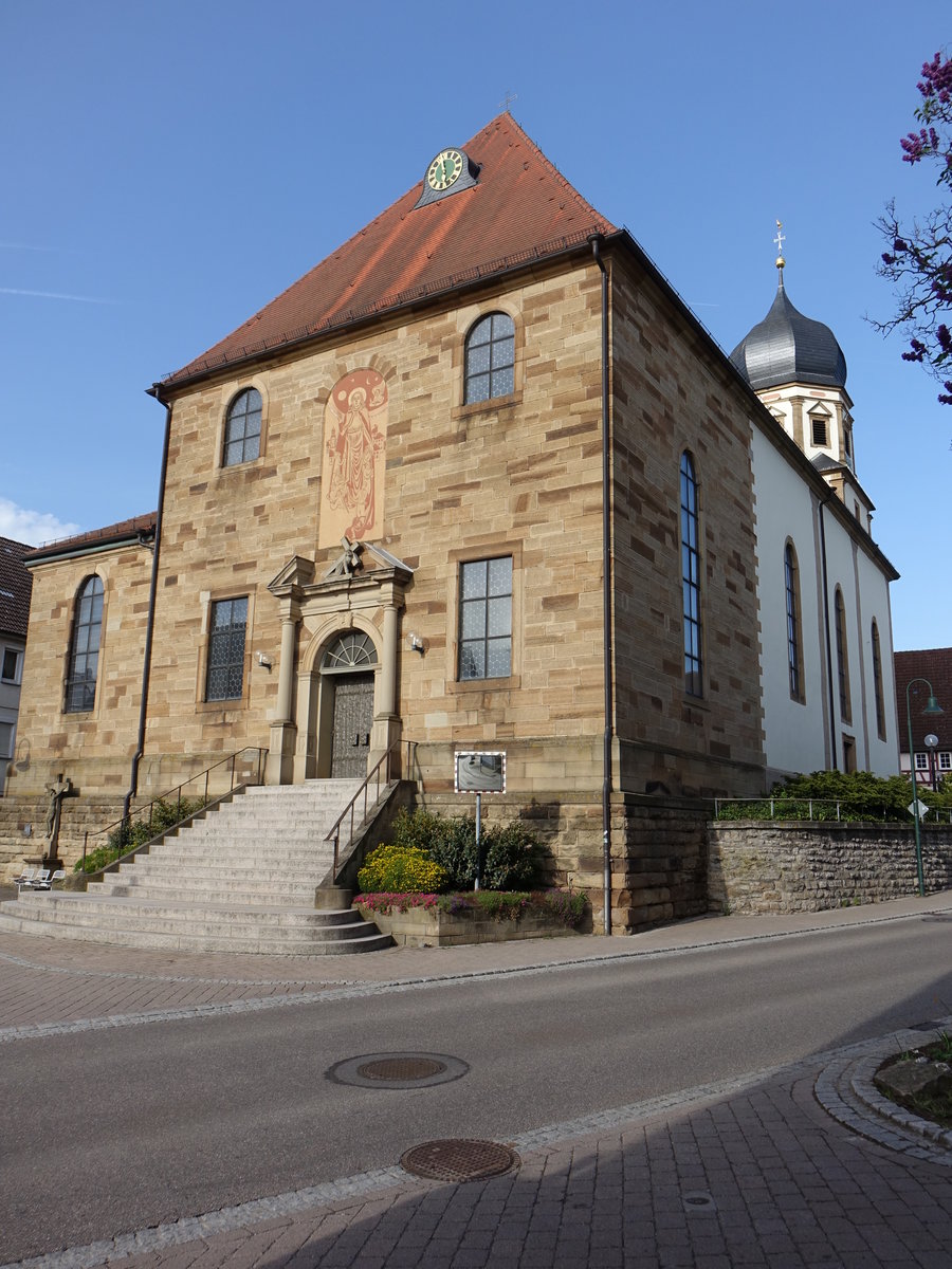 Oedheim, kath. St. Mauritius Kirche, sie wurde im 18. und 19. Jahrhundert zu ihrer heutigen Gestalt erweitert (29.04.2018)