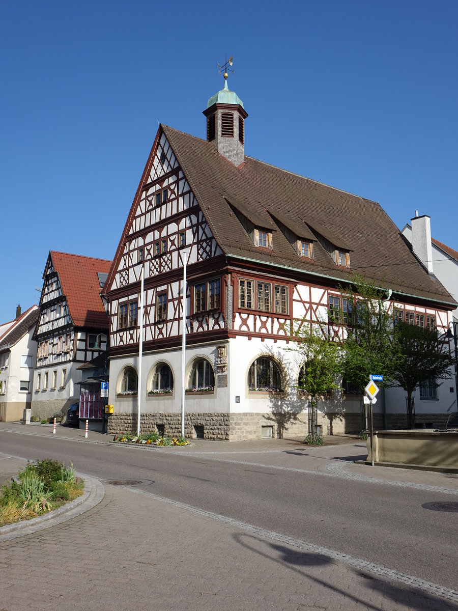 Oedheim, das Rathaus wurde 1579 als Amtshaus des Deutschen Ordens erbaut. Nach der Zerstrung im Zweiten Weltkrieg wurde es von 1953 bis 1955 nach Plnen von Paul Binnig zu seiner heutigen Gestalt umgebaut. Das schmuckvolle Ordenswappen aus dem Jahr 1600 an dem Gebude erinnert an das in jenem Jahr verliehene Siegelrecht der Gemeinde (29.04.2018)