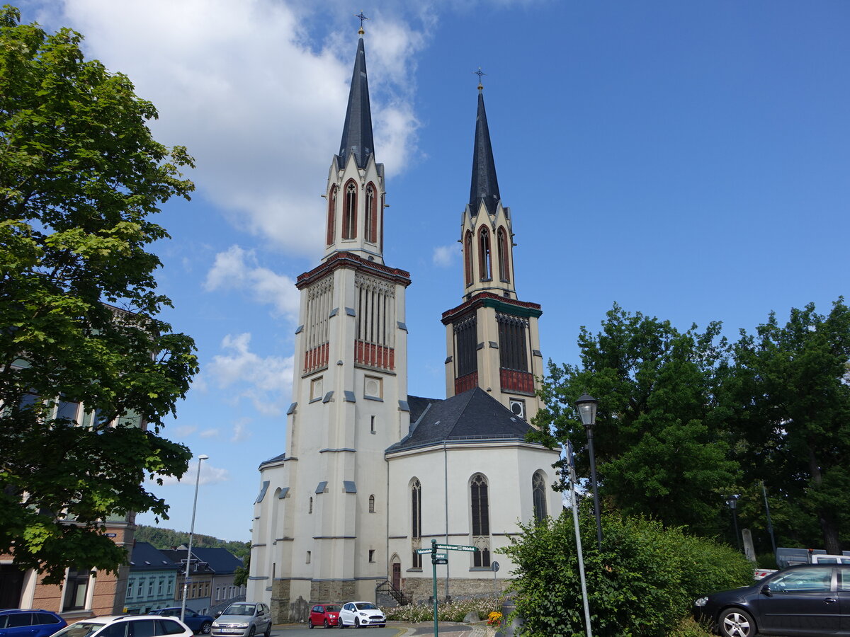 Oelsnitz/Vogtland, evangelische Stadtkirche St. Jacobi, erbaut von 1488 bis 1588, nach Stadtbrand neugotischer Wiederaufbau 1859 (22.07.2023)