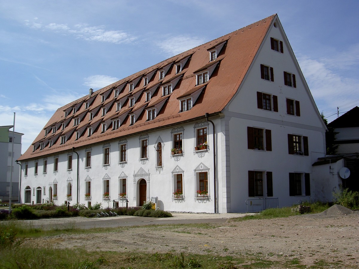 pfingen, Unteres Schloss, erbaut im 17. Jahrhundert durch die Herren von Freyberg,
danach im Besitz der Frsten von Thurn und Taxis, seit 1934 im Besitz der Gemeinde, heute Rathaus (07.06.2014)