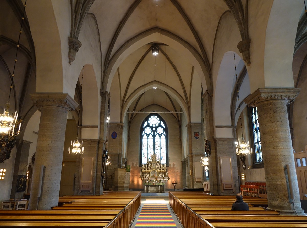 rebr, Innenraum der Nicolaikyrkan, holzgeschnitzter Altaraufsatz von Markus Hebel, Kanzel von Erik Grate von 1939 (17.06.2015)