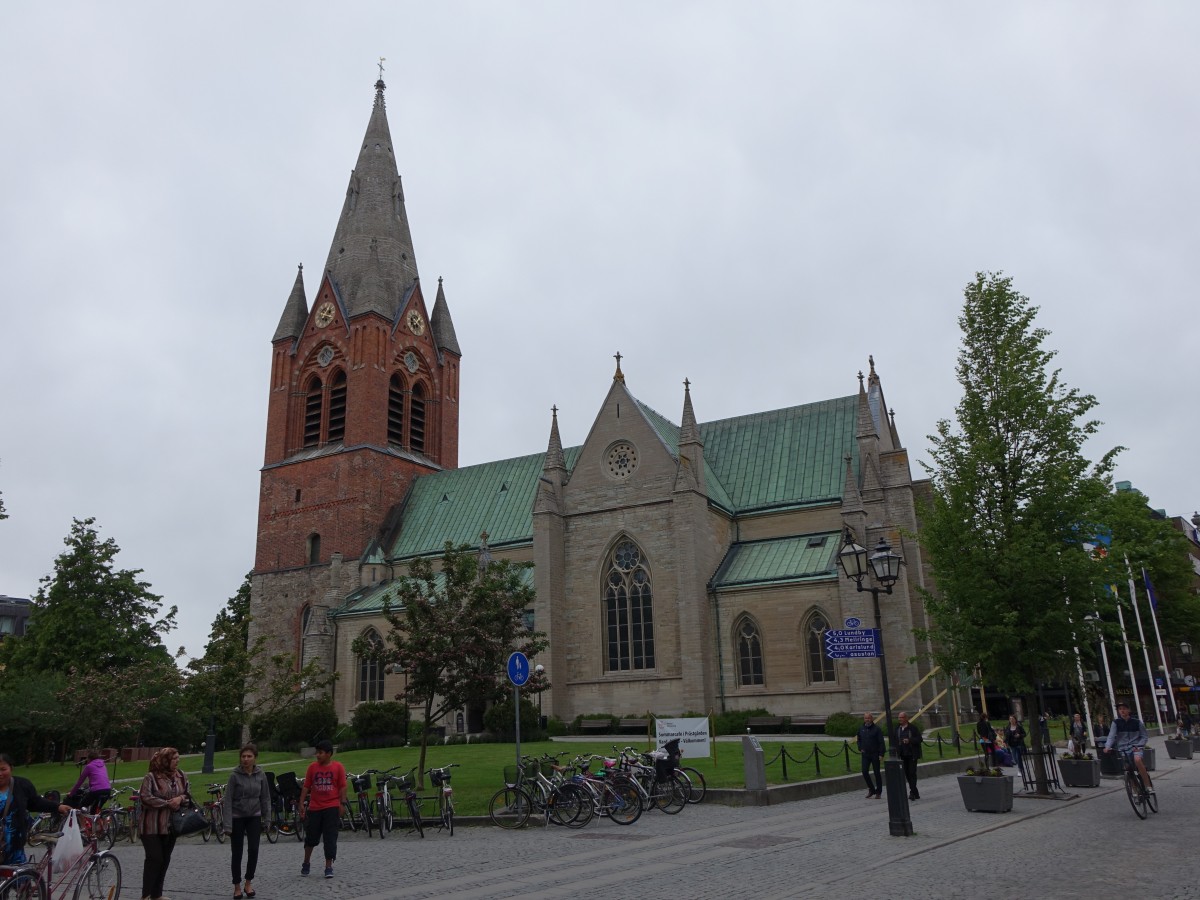 rebr, Nicolaikyrkan, dreischiffige Kalksteinkirche mit erhhtem Mittelschiff, erbaut ab dem 13. Jahrhundert, Westturm 15. Jahrhundert, Restaurierung im Stil der engl. Gotik von 1860 bis 1899 durch Adolf Kjellstrm (17.06.2015)