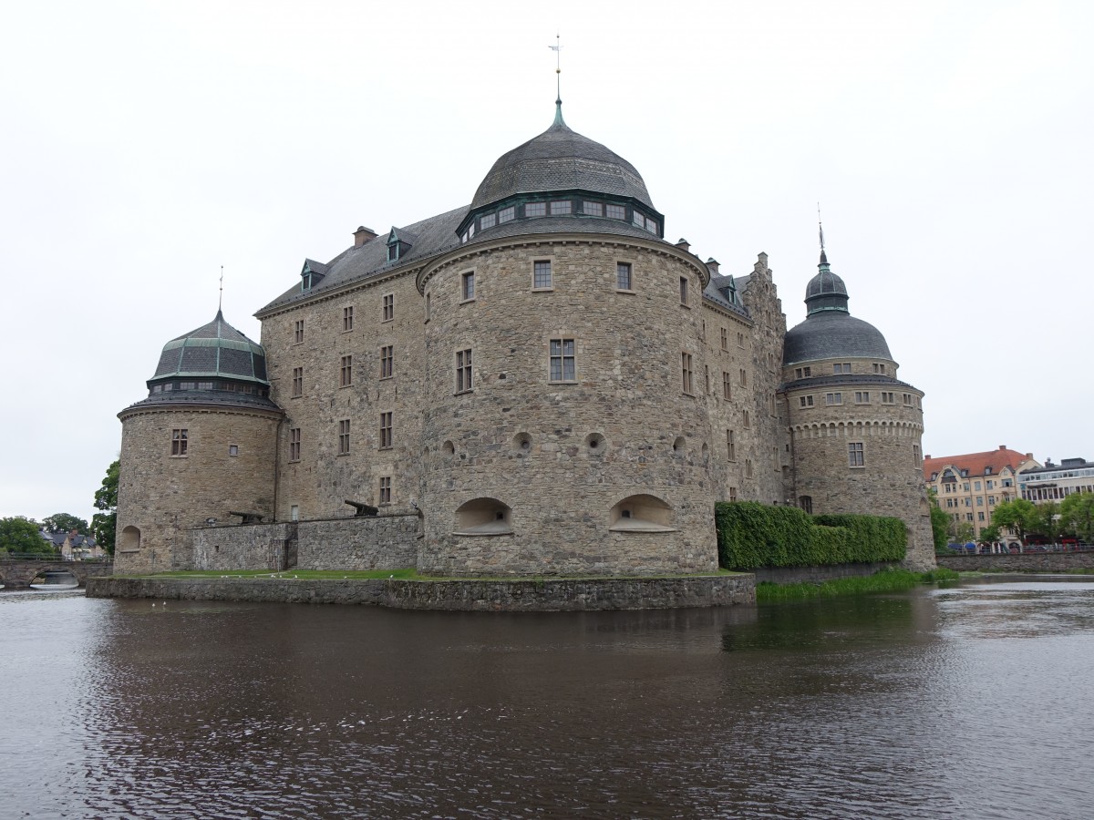 rebr, Schloss, die Festung aus dem 13. Jahrhundert wurde durch Anbauen verndert, Ausbau zum Renaissanceschlo von 1573 bis 1627 (17.06.2015)