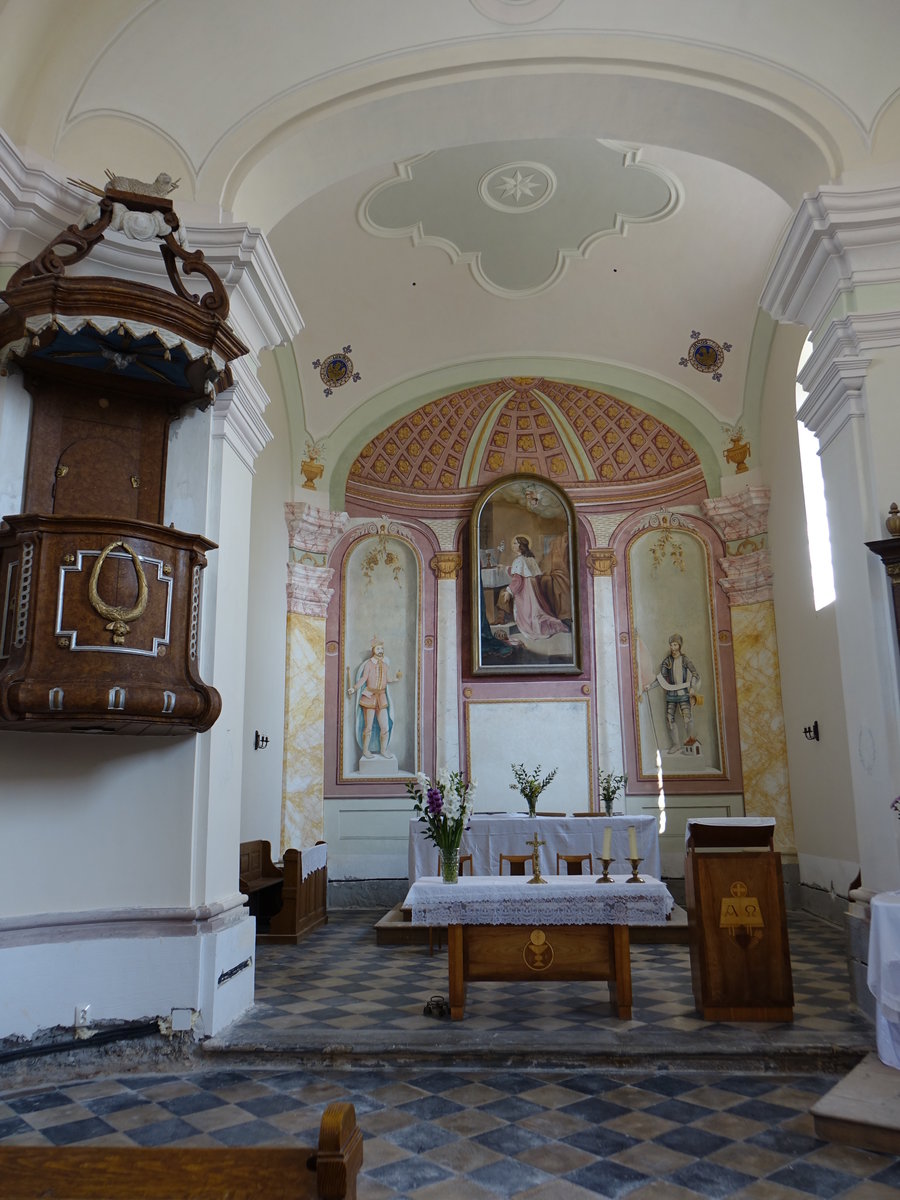 rvenyes, Altar und Kanzel in der kath. St. Imre Kirche (28.08.2018)