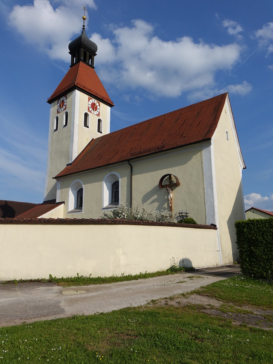 sterberg, St. Stephan Kirche, Chorturmanlage mit Satteldach und Turm mit Zeltdach, 
im Kern romanisch, erbaut im 12. Jahrhundert. Barockisierung von Johann Baptist Camesina, 1690/91 (26.05.2016)