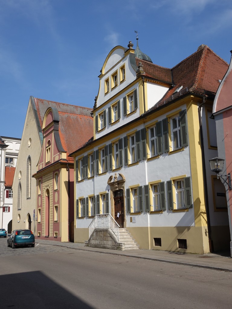 Oettingen, Ehem. Amtshaus, Zweigeschossiger Walmdachbau mit Freitreppe, erbaut im 18. Jahrhundert (18.03.2015)