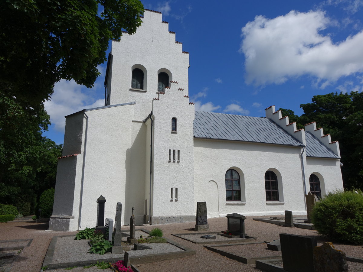 Övraby, Ev. Kirche, erbaut im 12. Jahrhundert mit romanischen Malereien im Chor (11.06.2016)