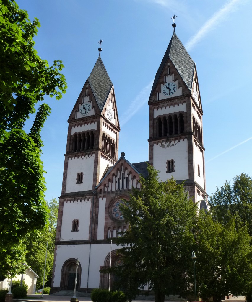 Offenburg, die 50m hohe Doppelturmfassade der katholischen Dreifaltigkeitskirche, 1906-08 von Johann Schroth im Stil einer romanischen Basilika erbaut, Juni 2013
