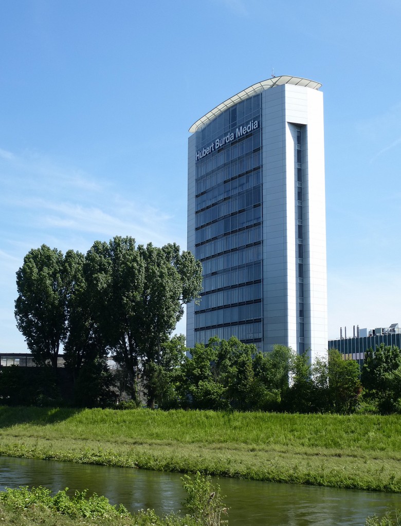 Offenburg, das 67m hohe Burda-Hochhaus von 1964, Juni 2013