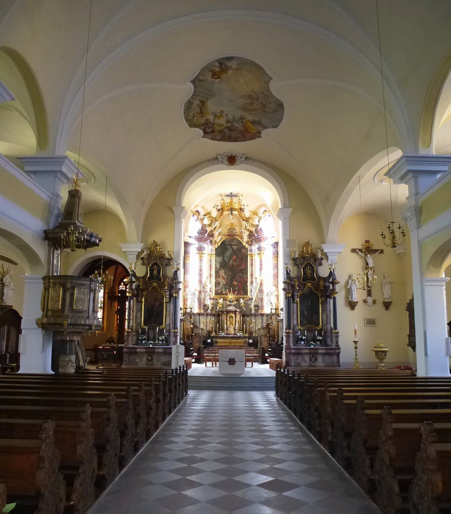 Offenburg, Blick in den Innenraum der Hl.-Kreuz-Kirche, Baumeister war Franz Beer aus Bregenz, Juni 2013