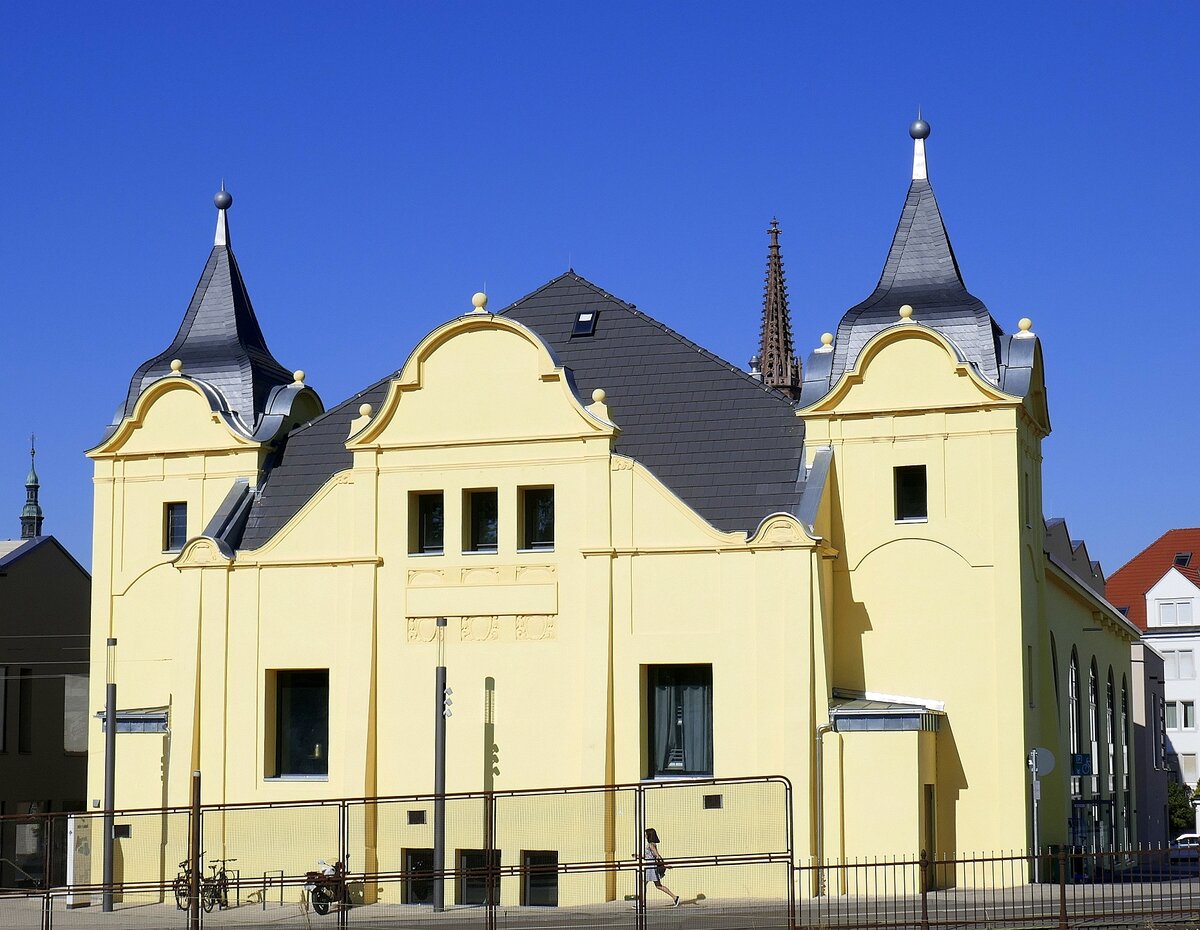 Offenburg, Blick von Osten auf die ehemalige Stadthalle, nach Umbau 2021 als Einkaufsquartier  Ree Carre  mit ber 20 Einzelgeschften erffnet, benannt nach Gustav Ree,verdienter Brgermeister der Stadt von 1845-49, Aug.2022