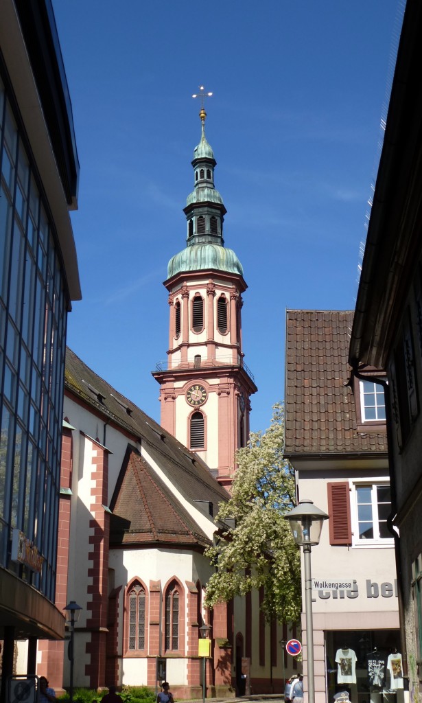Offenburg, Blick von der Pfarrstraße zur katholischen Hl.-Kreuz-Kirche, wurde 1791 eingeweiht, Juni 2013