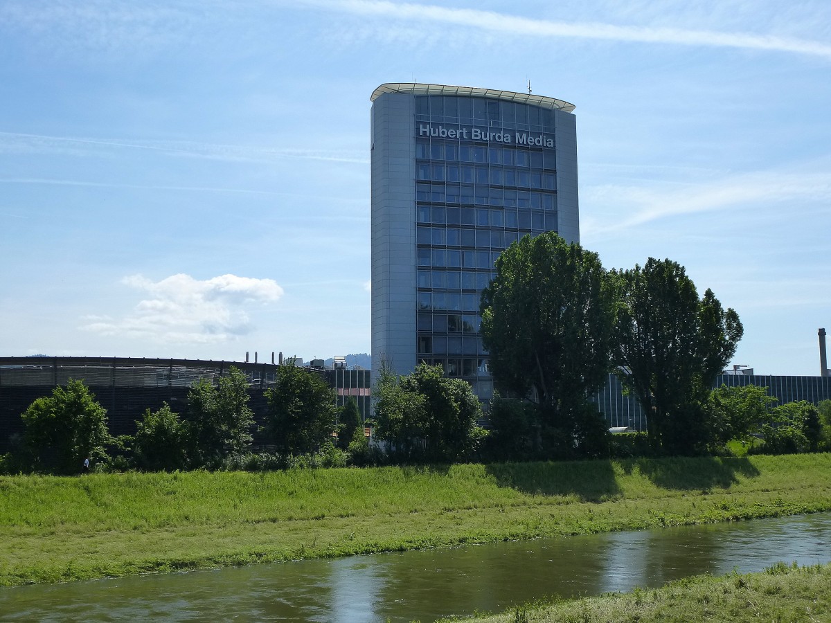 Offenburg, Blick ber die Kinzig zum 67m hohen Burda-Hochhaus, Juni 2013