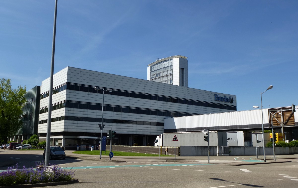 Offenburg, Burda-Medien-Komplex mit Hochhaus im Hintergrund, Juni 2013