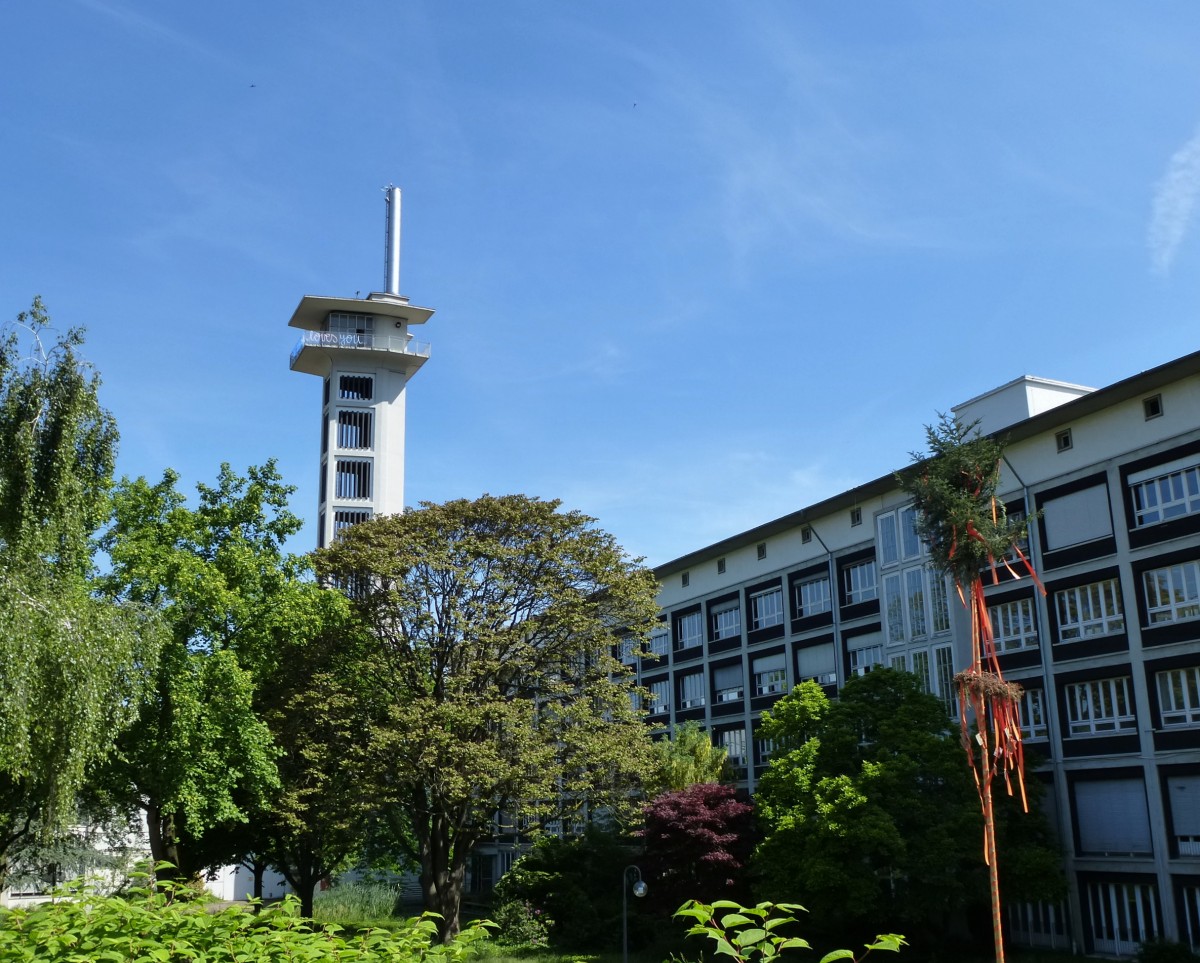 Offenburg, Burda-Medienkomplex mit dem raffiniert verkleideten Schornstein, Juni 2013