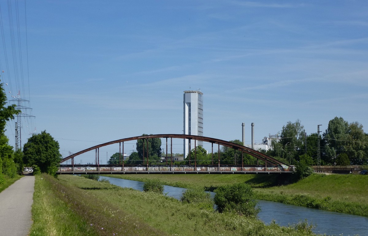 Offenburg, die Eisenbahnbrcke der Rheintalbahn ber die Kinzig, dahinter das Burda-Hochhaus, Juni 2013