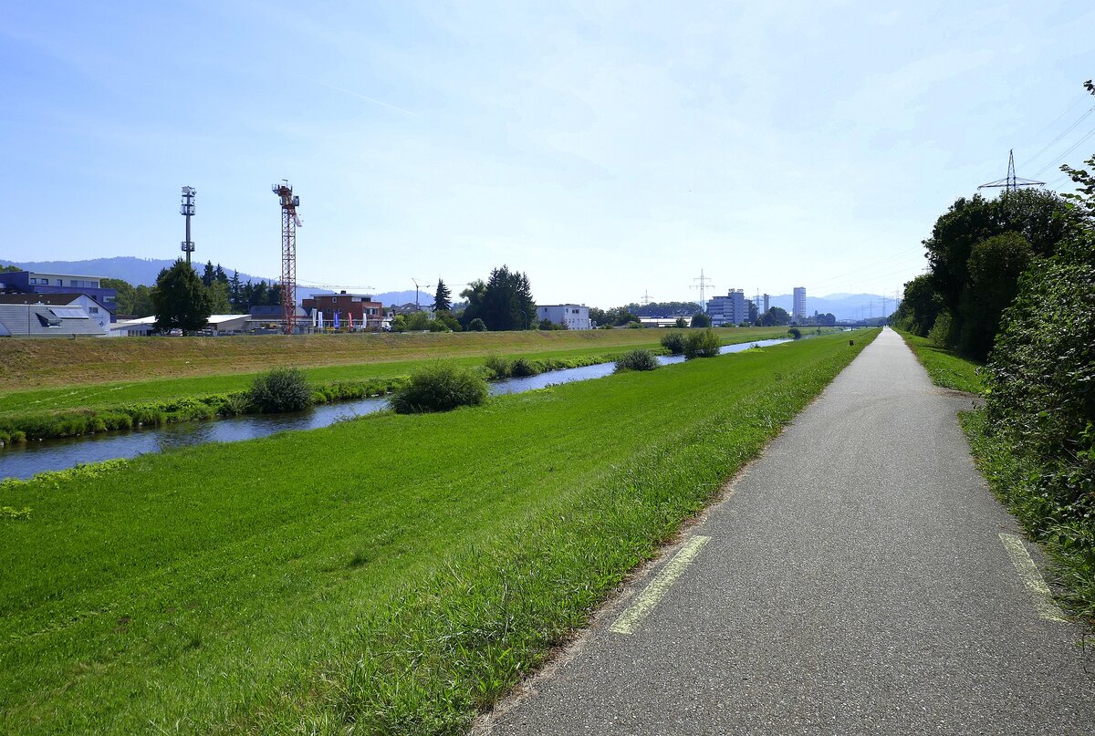 Offenburg, Fu-und Radweg auf dem Hochwasserschutzdamm entlang der Kinzig, Sept.2021