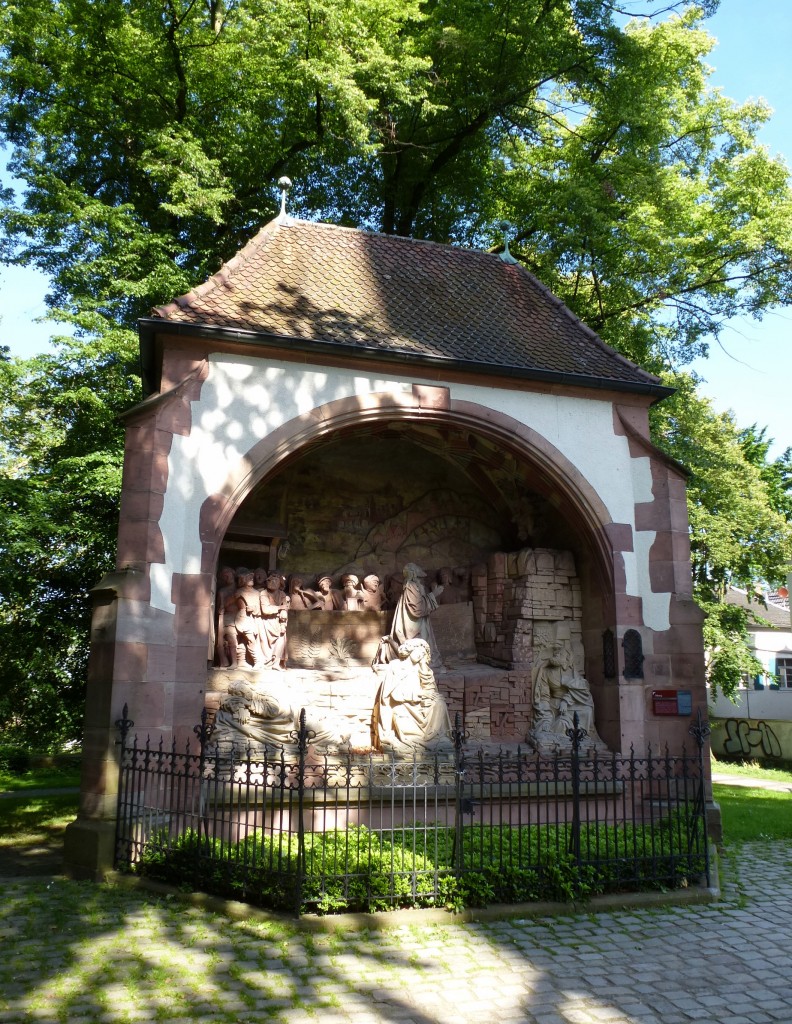 Offenburg, die Ölberg-Szene von 1524 an der Hl.-Kreuz-Kirche, ist das wertvollste historische Kunstdenkmal der Stadt, Juni 2013