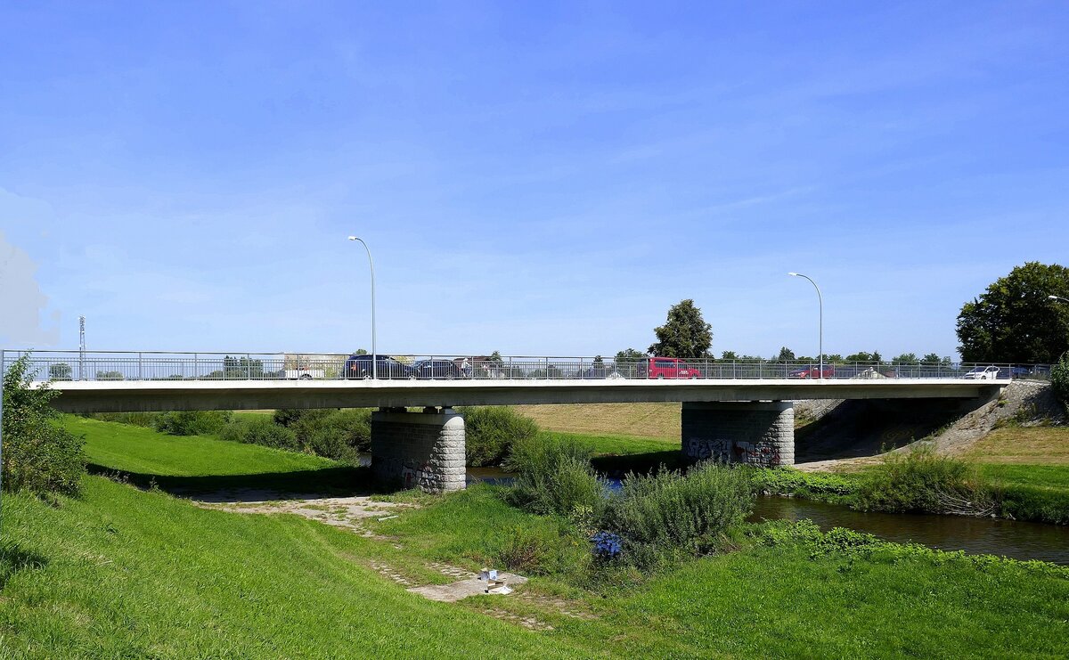 Offenburg, die Otto-Hahn-Brcke im Norden der Stadt, nach Abri der alten, maroden Straenbrcke wurde der Neubau 2016 frei gegeben, Sept.2021