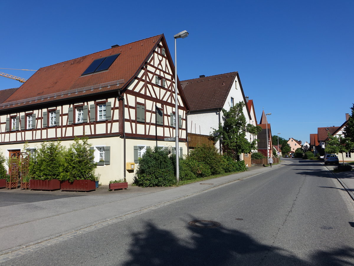 Offenhausen, Fachwerkhaus und Gebude am Kirchplatz (11.06.2017)