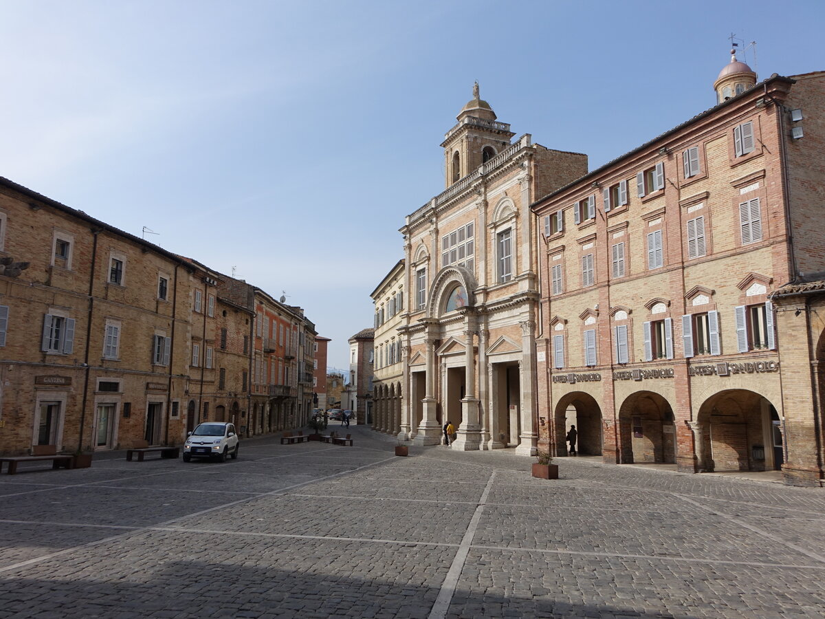 Offida, Collegiata dell Addolorata an der Piazza del Popolo, erbaut im 15. Jahrhundert (29.03.2022)