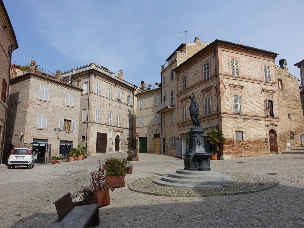 Offida, Denkmal und Gebude in der Via Merletto (29.03.2022)