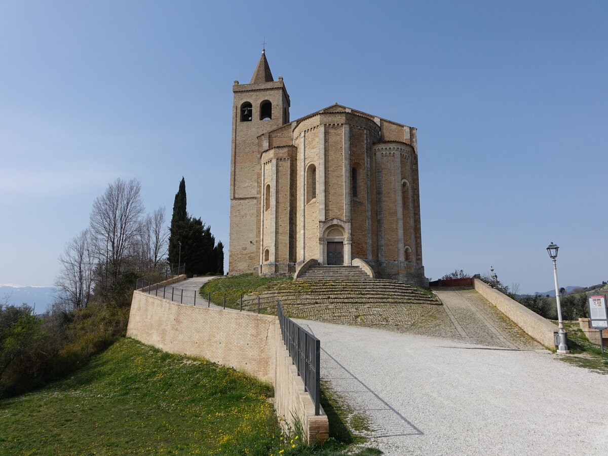 Offida, Pfarrkirche St. Maria della Rocca auf einem Hgel am Ende der Via Roma, erbaut ab 1330 (29.03.2022)