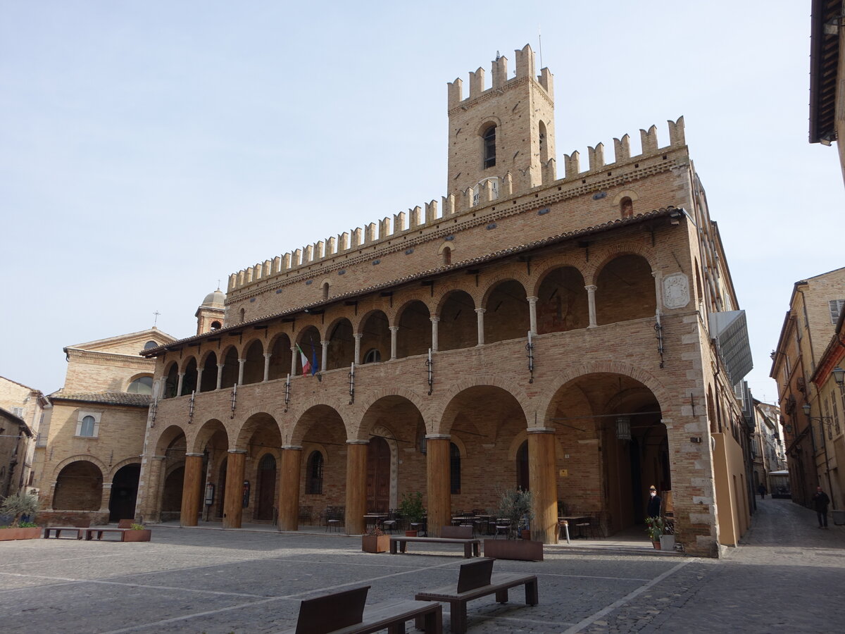 Offida, Rathaus an der Piazza del Popolo, erbaut im 15. Jahrhundert (29.03.2022)