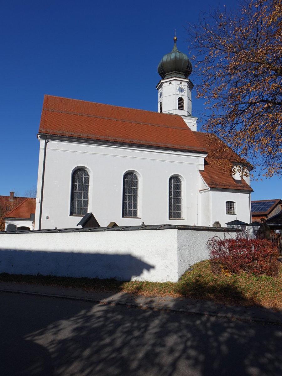 Ohlstadt, kath. Pfarrkirche St. Laurentius, barocker Saalraum mit eingezogenem halbrundem Chor und nrdlichem Zwiebelturm, erbaut bis 1730 von Joseph Schmuzer (11.11.2018)