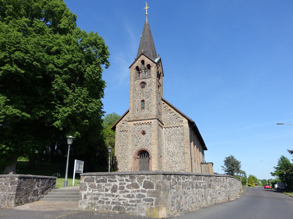 Ohmes, kath. Pfarrkirche zur heiligen Familie, neuromanische Saalkirche, erbaut bis 1903 (15.05.2022)