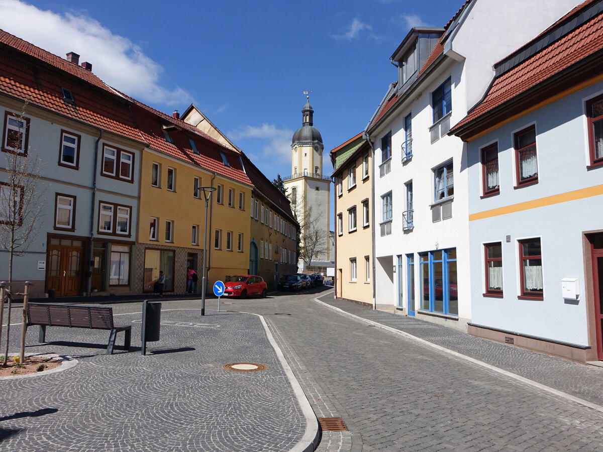 Ohrdruf, Huser und Michaelisturm in der Kirchstrae (16.04.2022)