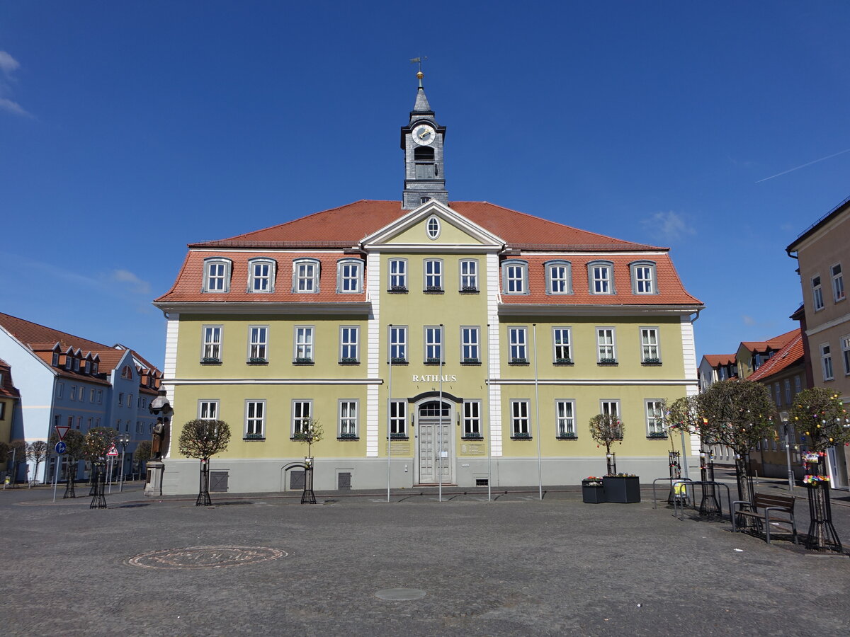 Ohrdruf, Rathausgebude am Marktplatz, erbaut im 19. Jahrhundert (16.04.2022)