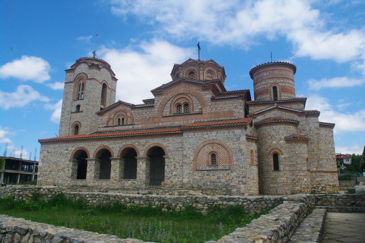 Ohrid, Kirche Sveti Kliment, erbaut ab 1295, byzantinischer Ziegelsteinbau mit 
oktogonalen Kuppel und gestufter Altarapsis (06.05.2014)