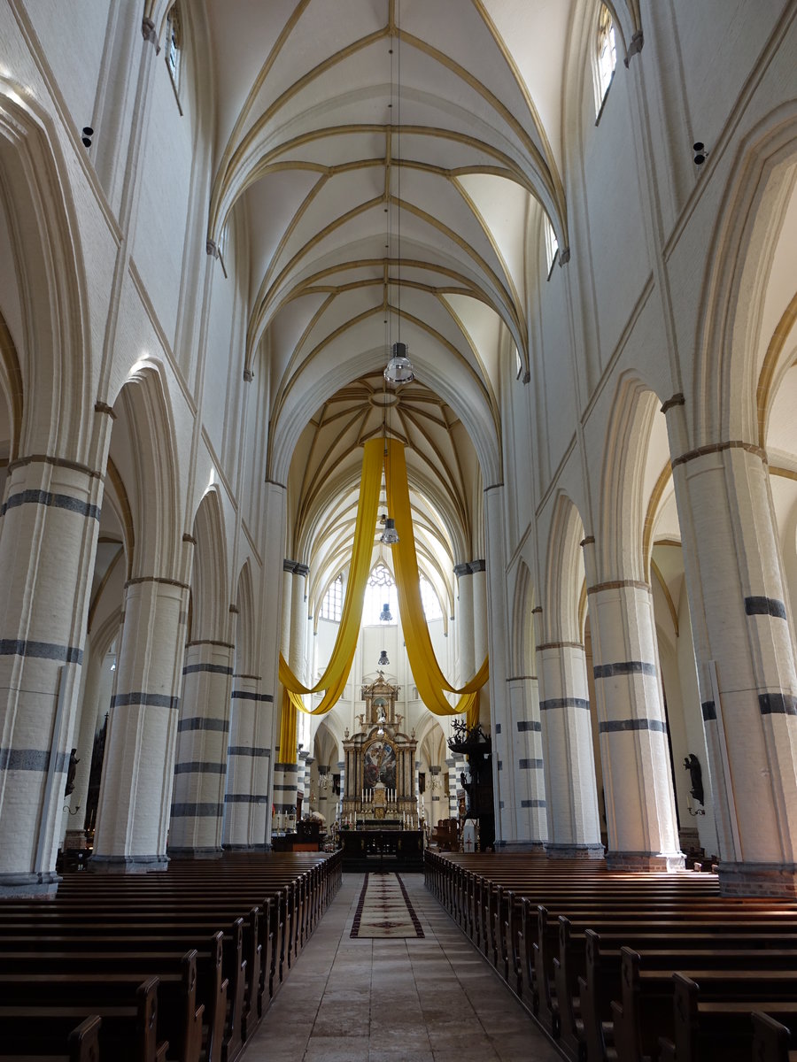 Oirschot, Innenraum der St. Pieter Kirche, Hochaltar von 1700 (06.05.2016)
