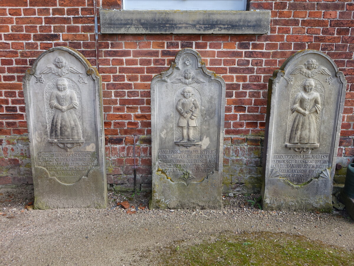 Oiste, historische Grabsteine an der Kirche (27.03.2026)