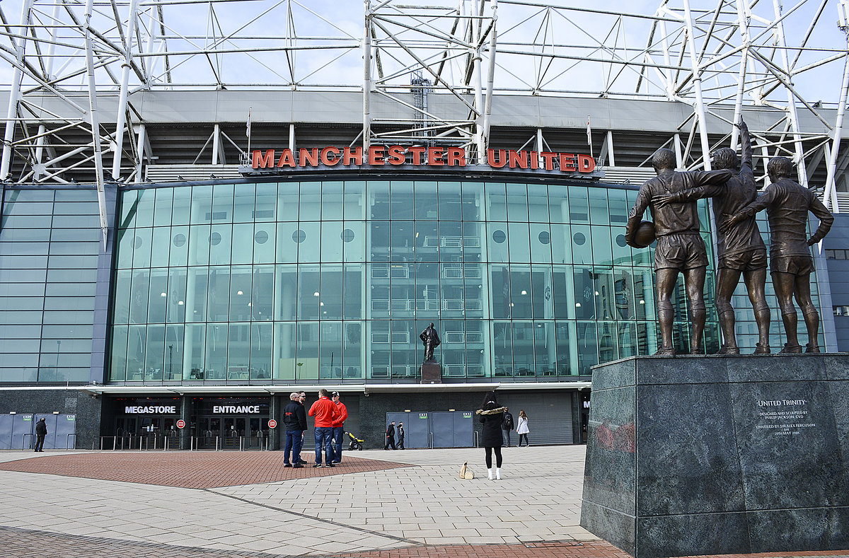 Old Trafford ist das Heimstadion des Fuballvereins Manchester United.  Es befindet sich in Trafford im Metropolitan County Greater Manchester, etwa dreieinhalb Kilometer sdwestlich des Stadtzentrums von Manchester. Mit einer Kapazitt von 75.600 Zuschauern ist das Old Trafford nach dem Wembley-Stadion in London das zweitgrte Fuballstadion im Vereinigten Knigreich.
Aufnahme: 11. Mrz 2018.