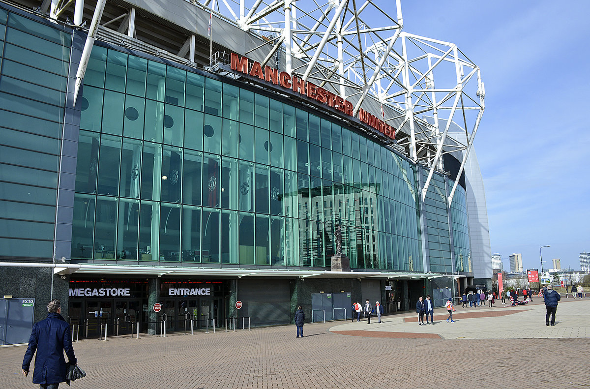 Old Trafford ist das Heimstadion des Fuballvereins Manchester United. Es befindet sich in Trafford im Metropolitan County Greater Manchester, etwa dreieinhalb Kilometer sdwestlich des Stadtzentrums von Manchester. Mit einer Kapazitt von 75.600 Zuschauern ist das Old Trafford nach dem Wembley-Stadion in London das zweitgrte Fuballstadion im Vereinigten Knigreich. Aufnahme: 11. Mrz 2018.