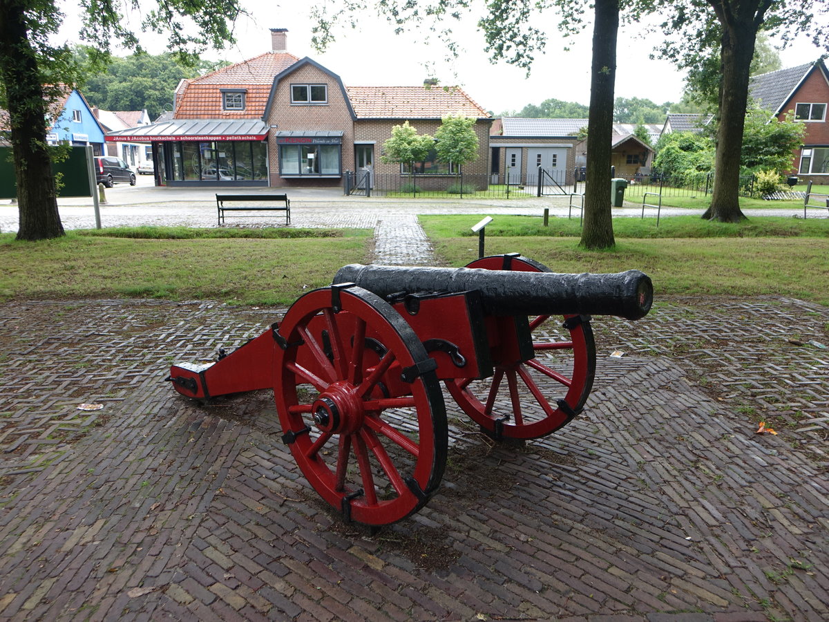 Oldeberkoop, am Heerenveenseweg steht eine bei der Bekhofschanze ausgegrabene Kanone (25.07.2017)