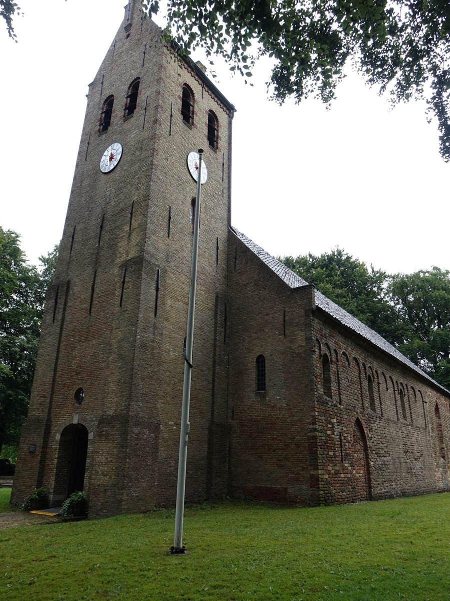 Oldeberkoop, niederl. Ref. St. Bonifatius Kirche, romanisches Schiff aus dem 12. Jahrhundert, Kirchturm 17. Jahrhundert (25.07.2017)