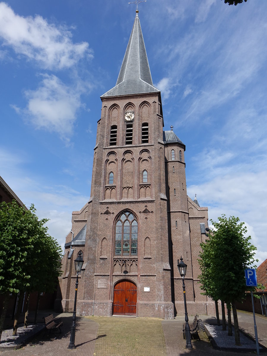 Oldemarkt, kath. St. Willibrordus Kirche, neugotisch erbaut von 1882 bis 1883 durch Architekt H. F. Schoenmaker (24.07.2017)