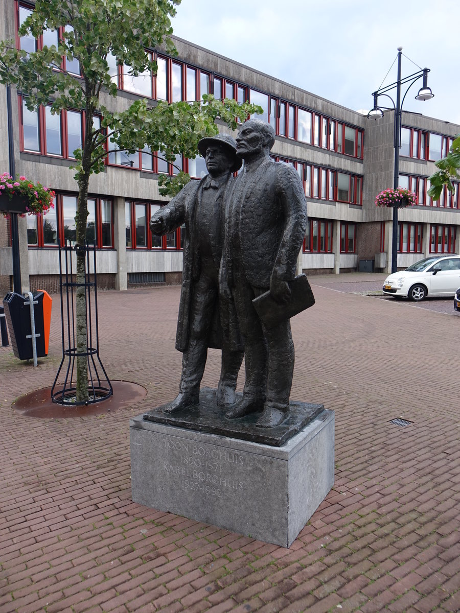 Oldenzaal, Denkmal fr Toon und Karel Borghuis vor dem Rathaus am Ganzenmarkt (22.07.2017)